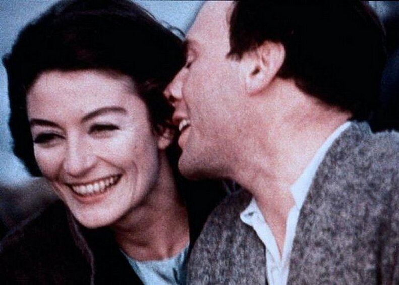 "Я всегда откровенен с тобой, а вот ты мне не доверяешь". Так манипулятор пытается узнать от вас необходимую ему информацию. Как вы сможете не быть откровенной, если он так доверяет вам. Но будьте осторожны, вашу честность манипулятор в подходящий момент использует против вас.