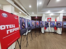 В Курской областной Думе открыли выставку «Отец героя»
