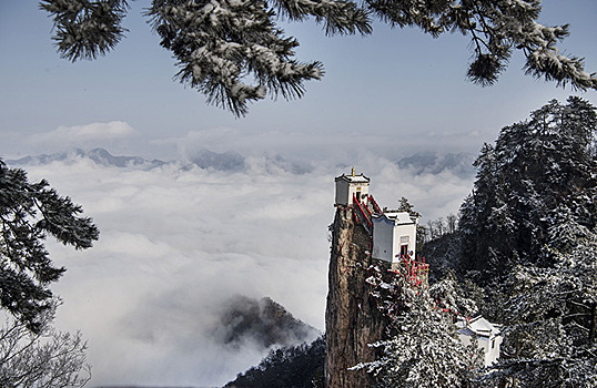 Китайская компания перенесла офис из центра города в горы. Как и ожидалось, сотрудники уволились
