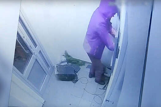 В Самарской области мужчина пытался вскрыть банкомат и попал на видео