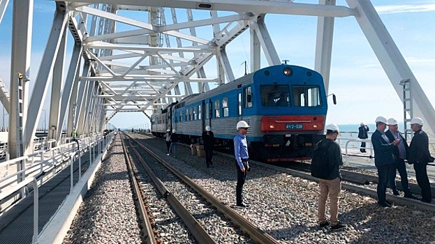 Запущено движение грузовых поездов по Крымскому мосту