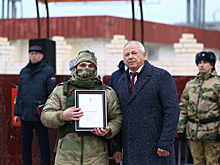 Депутат Андрей Лифанов вручил росгвардейцам Астраханской области награды в честь Дня Героев Отечества