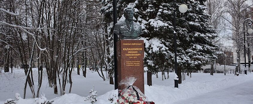 В Ижевске возложили цветы к бюсту Калашникова