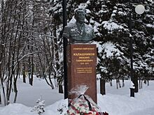 В Ижевске возложили цветы к бюсту Калашникова