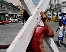 Разделить боль Иисуса. Филиппинские католики ежегодно распинают себя на кресте