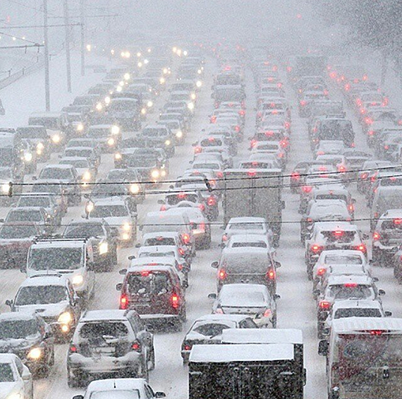 Некоторые все же рискнули в снегопад воспользоваться автомобилем