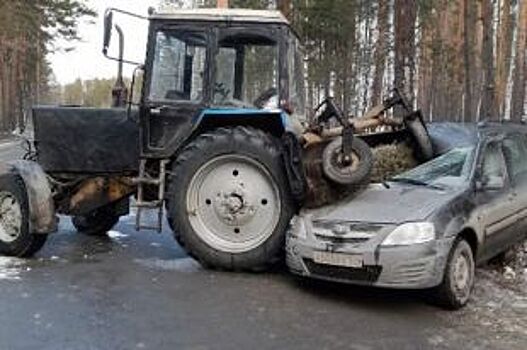 Трактор снес легковушку, двигаясь задним ходом по трассе под Чебаркулем