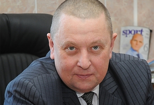 Омскому спортивному эк-чиновнику Сухареву, который хранил пистолет в кастрюле, грозит срок сразу по ...