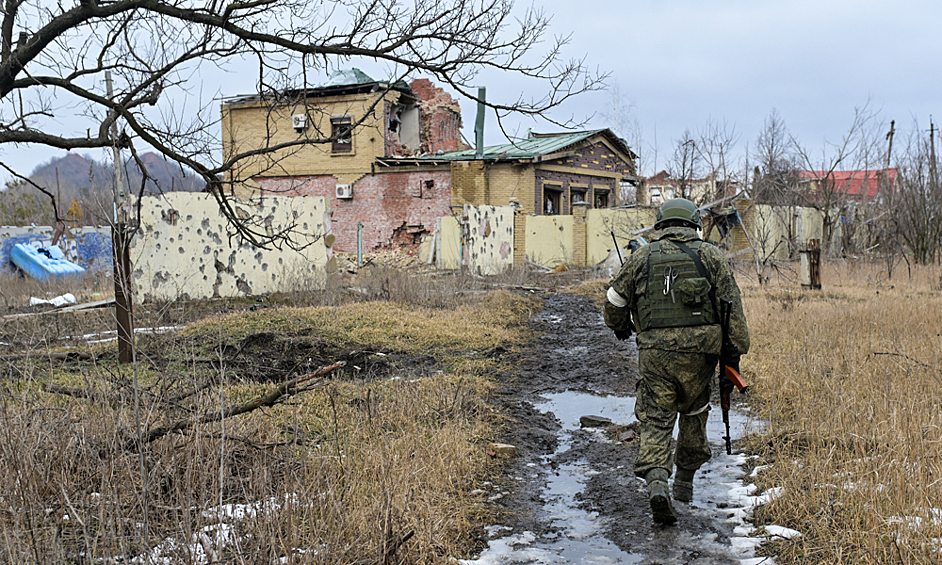 Военнослужащий в Марьинке, пострадавшей в результате обстрелов