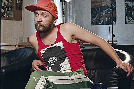 Видео: Сергей Шнуров перепел "Песню про зайцев" для ремейка "Бриллиантовой руки"