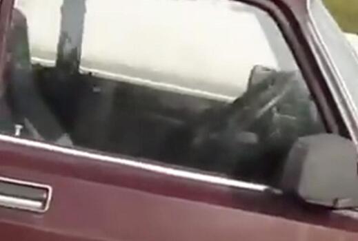 В Москве на МКАД очевидцы сняли на видео "Жигули-беспилотник"