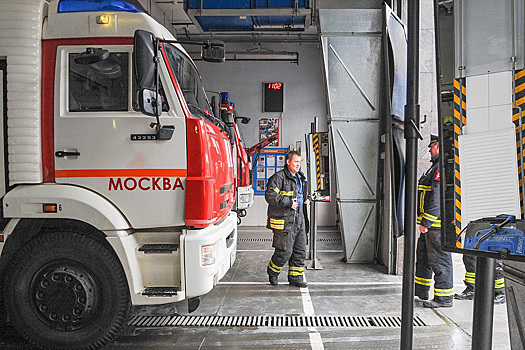 Два человека переданы наряду скорой помощи после пожара в квартире на северо-востоке Москвы