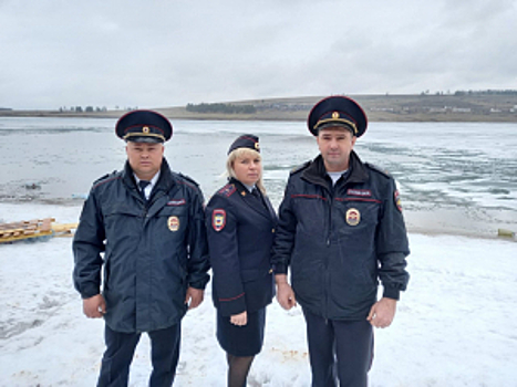 В Иркутской области сотрудники полиции помогли двум подросткам выбраться из ледяной полыньи