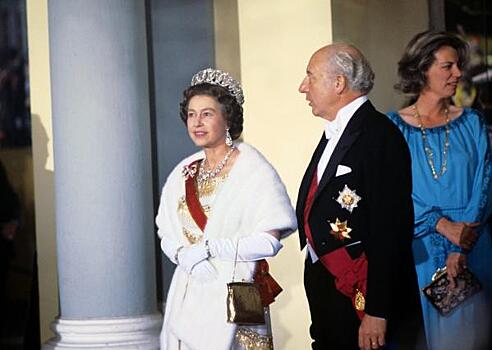 Королеву Елизавету II похоронят в «скромных» украшениях