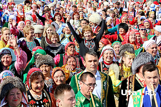 Национальные костюмы и массовый хоровод: уфимцы решили попасть в Книгу Рекордов России