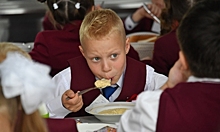 В учебных заведениях Крыма нашли нарушения: детей кормили некачественными продуктами