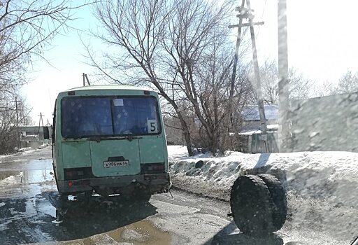Автобус в Саратовской области потерял на ходу колесо