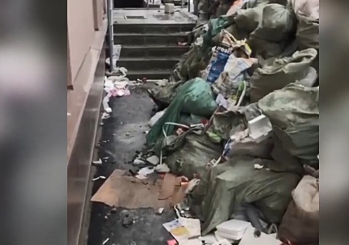 Знатно нагадили. Вход в ЖК «Москва Град» преградили горы мусора