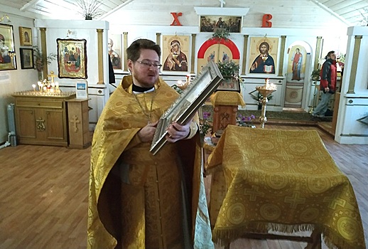 Прихожанка подарила храму Священномученика Василия вышитую бисером икону