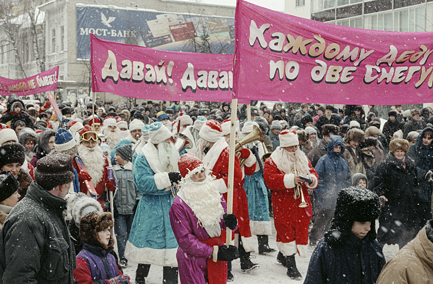 Шествие Дедов Морозов по главной улице Нижнего Новгорода, организованное местной телестудией "Сети-НН", 26 декабря 1998 год