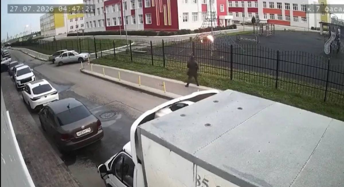 Подросток бросил коктейль Молотова на стадион школы в поселке Отрадное