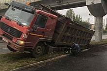 В Екатеринбурге под грузовиком провалилась земля