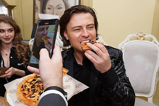 Шаляпин и звезды шоу-бизнеса отведали пиццу из жареных насекомых