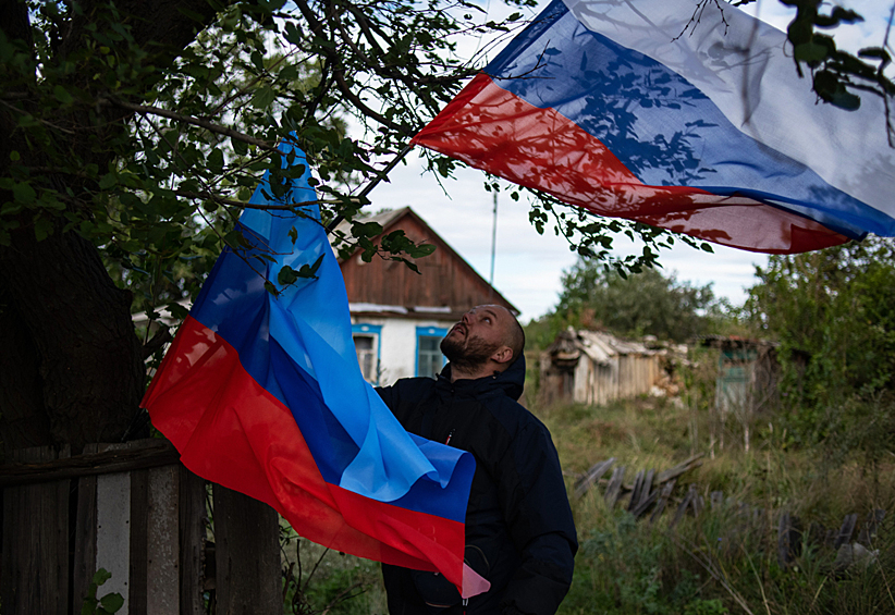 Местный житель во время голосования на выездном избирательном участке в поселке Орехово в ЛНР