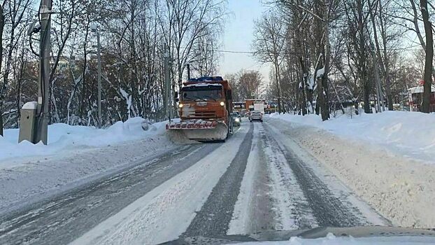 В Кирове над уборкой снега трудятся 135 машины и 118 рабочих