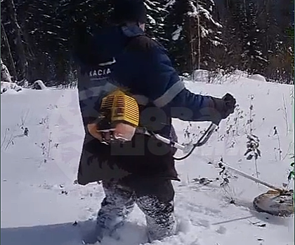 Рабочие отправились косить траву в Шерегеше по колено в снегу