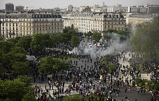 После беспорядков на манифестации в Париже госпитализировали 12 полицейских