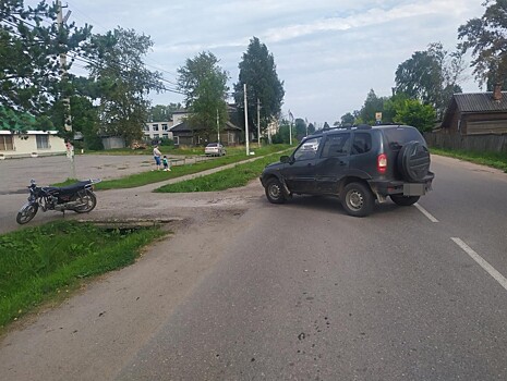 Водитель мопеда попал в больницу после столкновения с "Нивой"