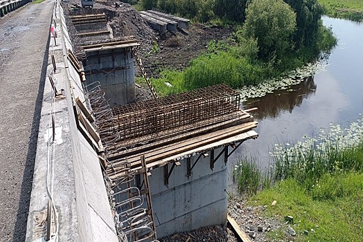 Дорожники закрыли на год мост через реку Ича под Новосибирском