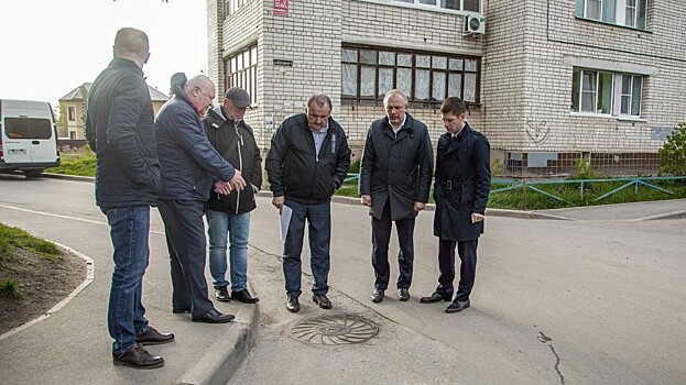 Отремонтированные в прошлом году дворы на улицах Беляева, Текстильщиков и Дзержинского в Вологде проверила комиссия
