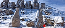 Статуи богов на горе Немрут привлекают туристов