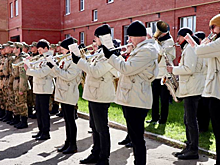 В Электрогорске ветерана ВОВ Сергея Лобакова поздравили концертом духового оркестра