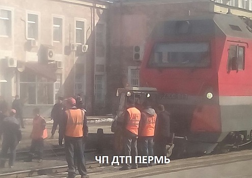 Чистил снег и попал под поезд: в Перми водителя трактора госпитализировали после ДТП на вокзале