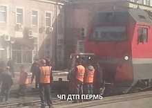 Чистил снег и попал под поезд: в Перми водителя трактора госпитализировали после ДТП на вокзале