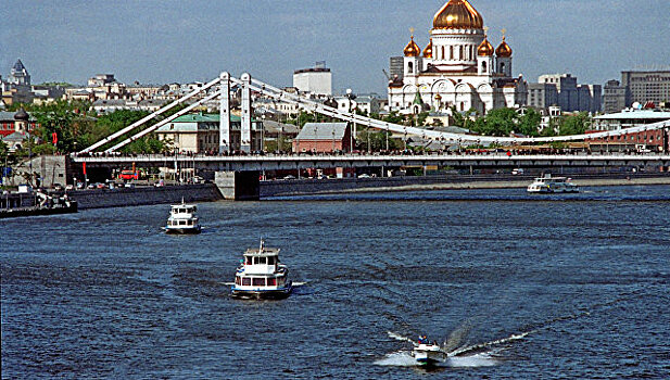 Мужчина на спор прыгнул с теплохода в реку в Москве
