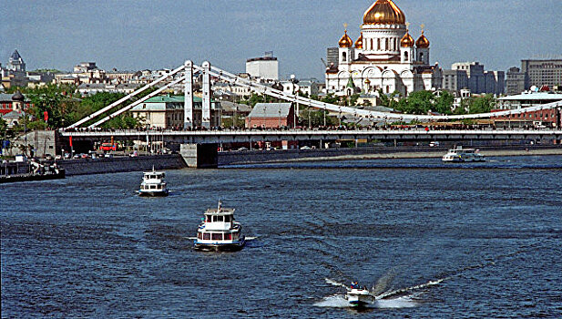 Сброшенного с моста голого и пьяного киргиза вытащили из Москва-реки