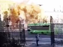 Украинский дрон ударил по жилой многоэтажке на Красной площади в Курске. Атака попала на видео