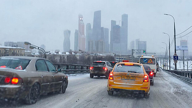 Снежная трасса: Москва стоит в пробках из-за непогоды