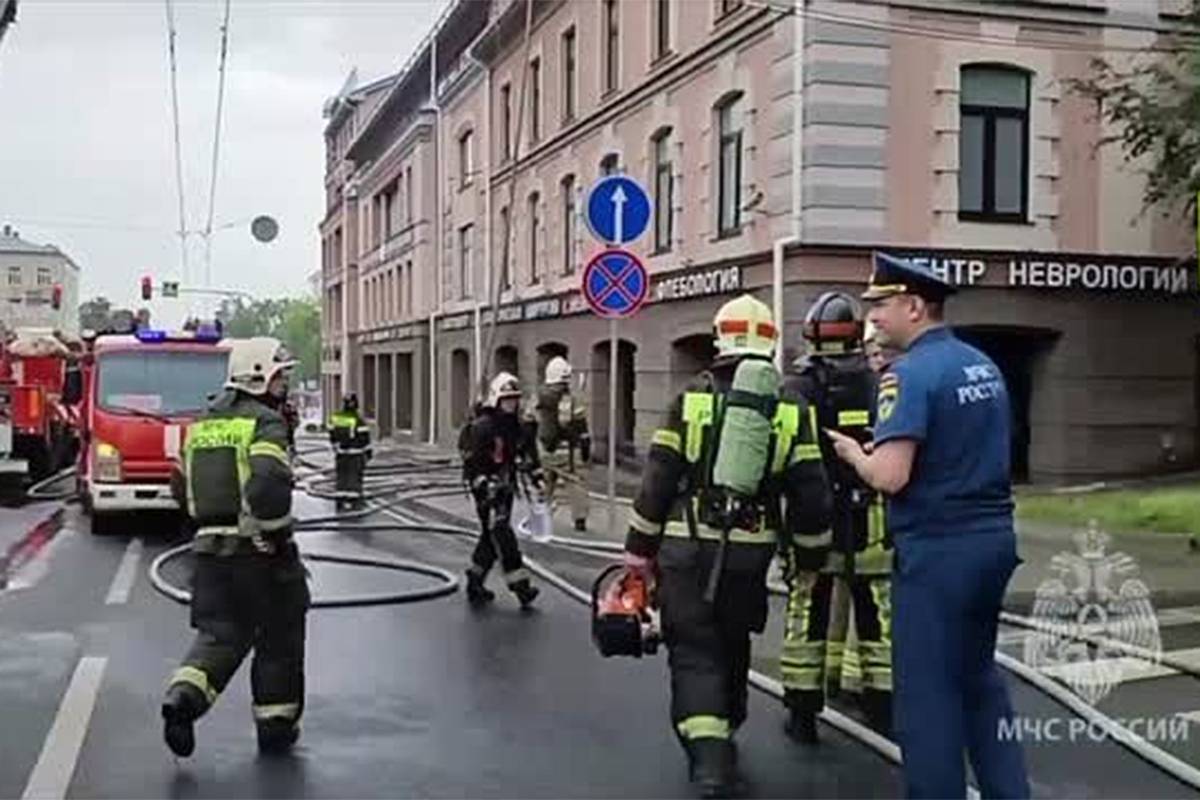 Клиника загорелась в центре российского региона