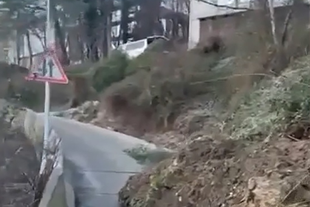 В Сочи сошедший оползень заблокировал дорогу