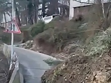 В Сочи сошедший оползень заблокировал дорогу