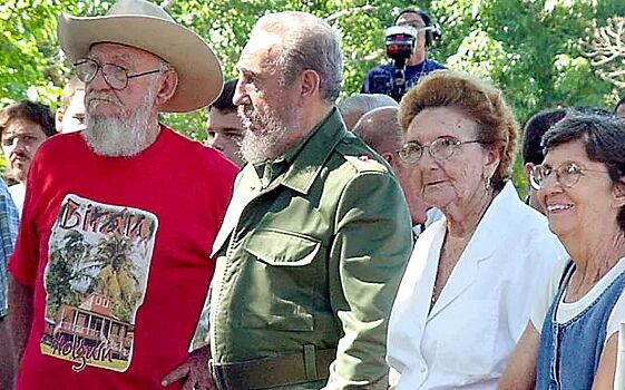 Агустина Кастро (справа)