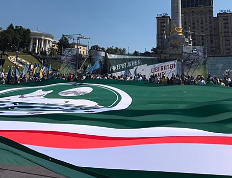 На Майдане развернули большой флаг «Ичкерии»