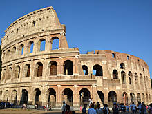 Турист нацарапал свое имя на стене Колизея