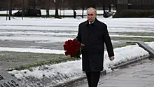 LIVE: Путин принимает участие в церемонии возложения венков к монументу "Родина-мать"