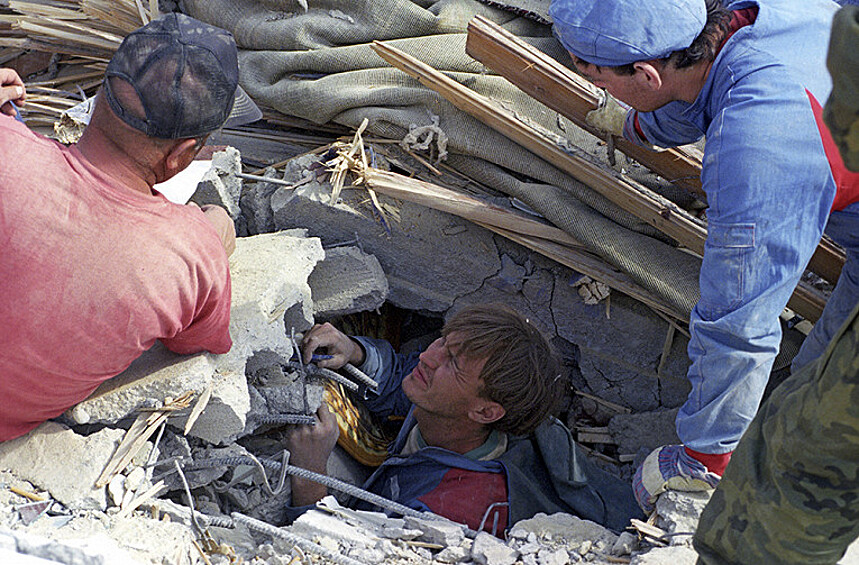 Сахалинское землетрясение. Нефтегорск землетрясение 1995. 28 Мая 1995 Нефтегорск землетрясение. Землетрясение на Сахалине 1995 Нефтегорск. Нефтегорск землетрясение 1995 сейчас.